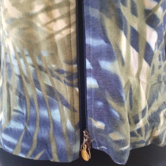 Vests - Picture 2 of 5